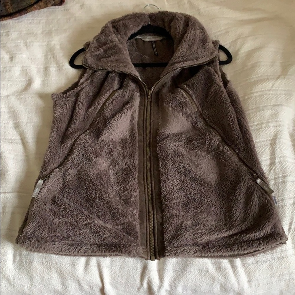 Large brown kühl fleece vest with pockets
